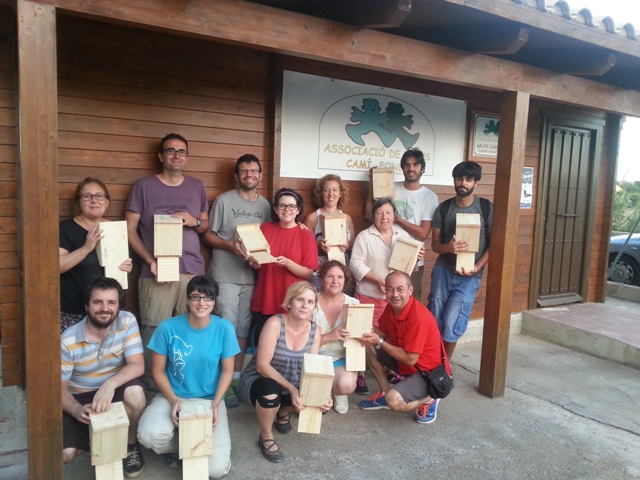 Av Cam Fondo  con Fundacin Limne : Los participantes con sus cajas montadas por ellos
